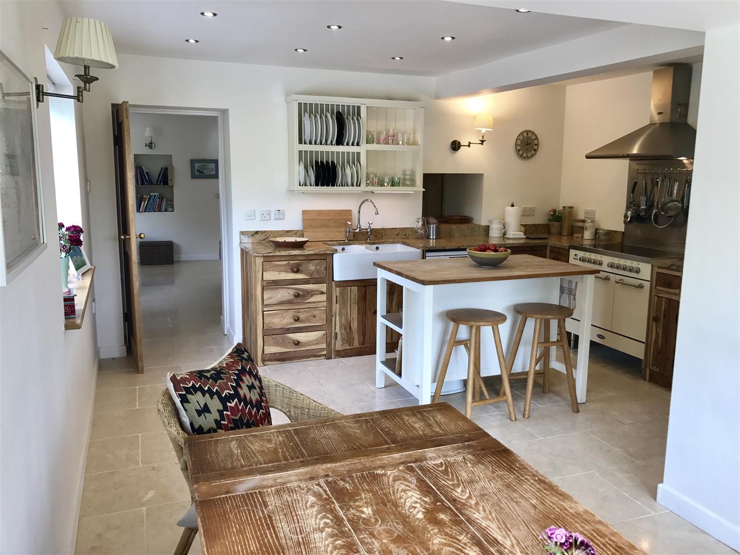 KITCHEN/LIVING ROOM